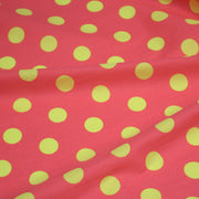 Tissu popeline de coton rose à pois jaunes 18mm - COLLECTION POLKA DOT - tissuspipi.com