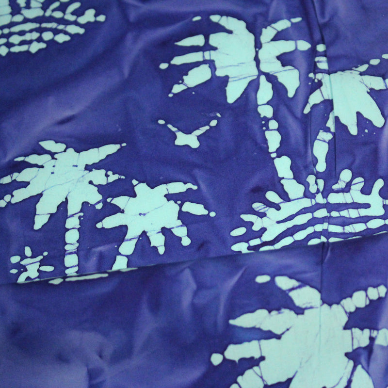 Tissu coton BATIK aux palmiers bleu ciel, fond bleu roi - MADE IN INDIA - tissuspipi.com