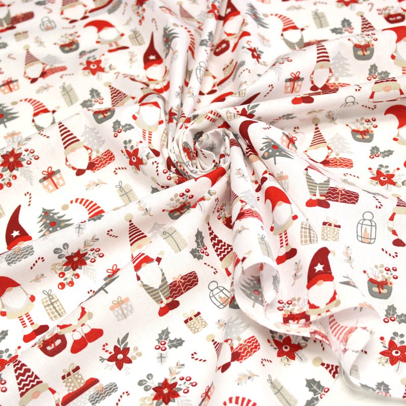 Tissu cotonnade de NOËL – Gnomes, cadeaux et fleurs de Noël rouges & gris, fond blanc - OEKO-TEX STANDARD 100