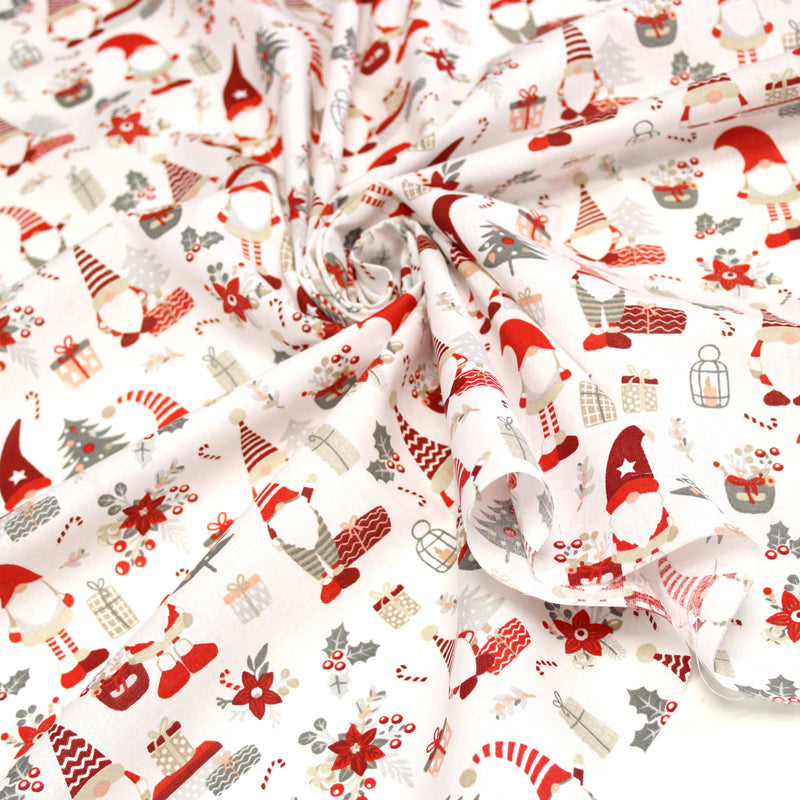 Tissu cotonnade de NOËL – Gnomes, cadeaux et fleurs de Noël rouges & gris, fond blanc - OEKO-TEX STANDARD 100