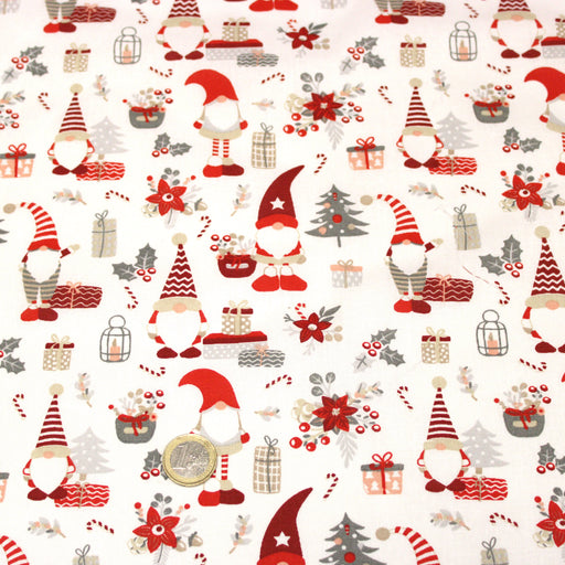 Tissu cotonnade de NOËL – Gnomes, cadeaux et fleurs de Noël rouges & gris, fond blanc - OEKO-TEX STANDARD 100 - tissuspipi.com
