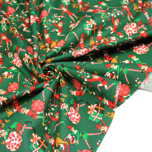 Tissu cotonnade de NOËL, les lutins et objets de Noël, fond vert - OEKO-TEX STANDARD 100 - tissuspipi.com