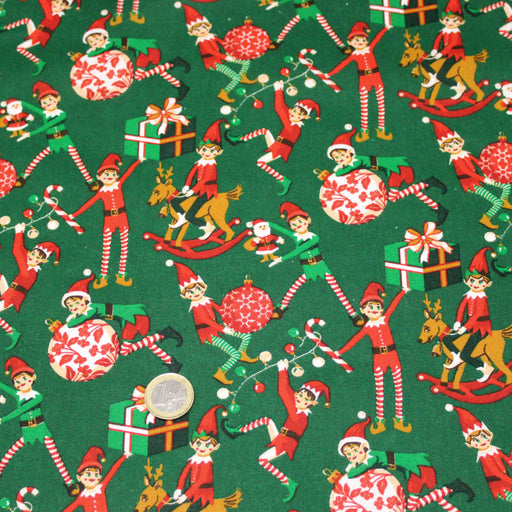 Tissu cotonnade de NOËL, les lutins et objets de Noël, fond vert - OEKO-TEX STANDARD 100 - tissuspipi.com