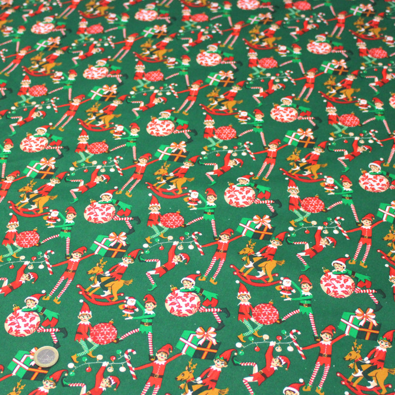 Tissu cotonnade de NOËL, les lutins et objets de Noël, fond vert - OEKO-TEX STANDARD 100