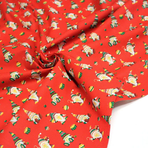 Tissu cotonnade de NOËL, Gnomes & lutins, fond rouge - OEKO-TEX STANDARD 100 - tissuspipi.com