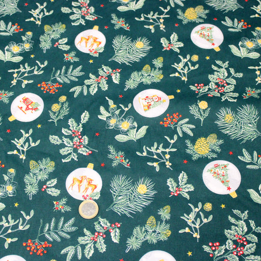 Tissu cotonnade de NOËL - Houx & boules de Noël, fond vert - OEKO-TEX STANDARD 100 - tissuspipi.com