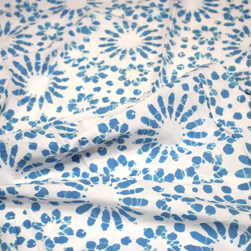 Tissu coton block print blanc cassé aux fleurs bleu turquoise - MADE IN INDIA - tissuspipi.com