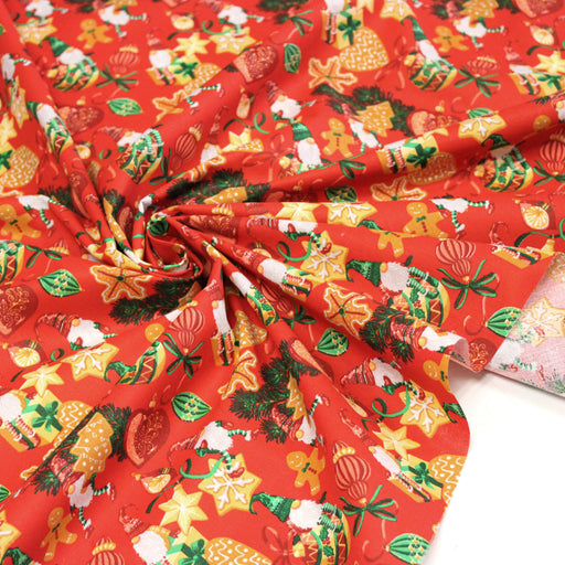 Tissu cotonnade de NOËL - Gnomes et biscuits de fête, fond rouge - OEKO-TEX STANDARD 100 - tissuspipi.com