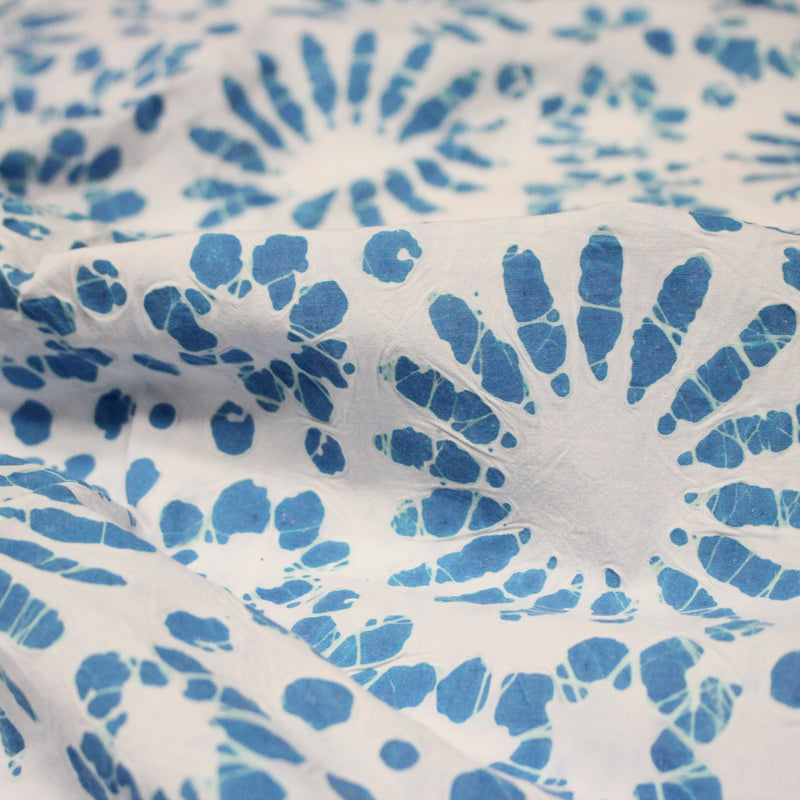 Tissu coton block print blanc cassé aux fleurs bleu turquoise - MADE IN INDIA - tissuspipi.com