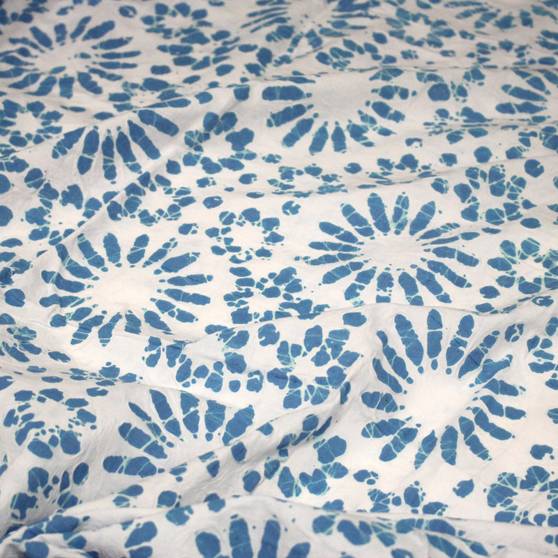 Tissu coton block print blanc cassé aux fleurs bleu turquoise - MADE IN INDIA - tissuspipi.com