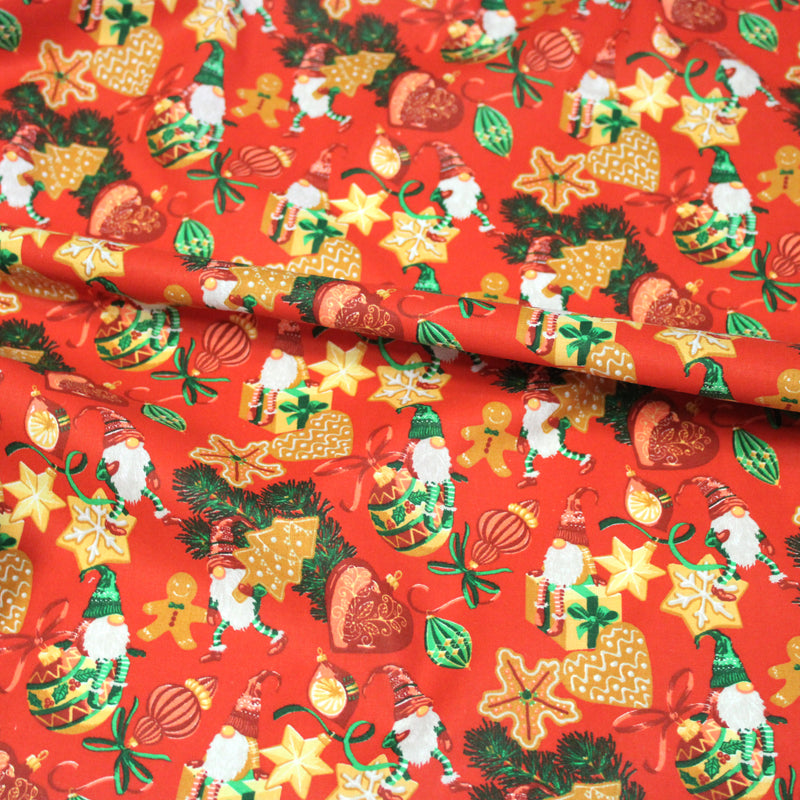 Tissu cotonnade de NOËL - Gnomes et biscuits de fête, fond rouge - OEKO-TEX STANDARD 100