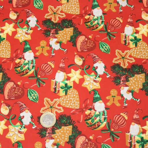 Tissu cotonnade de NOËL - Gnomes et biscuits de fête, fond rouge - OEKO-TEX STANDARD 100 - tissuspipi.com