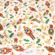 Tissu cotonnade de NOËL, Casse-noisettes, houx et feuillages ocres, fond blanc - OEKO-TEX STANDARD 100 - tissuspipi.com