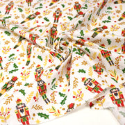 Tissu cotonnade de NOËL, Casse-noisettes, houx et feuillages ocres, fond blanc - OEKO-TEX STANDARD 100 - tissuspipi.com
