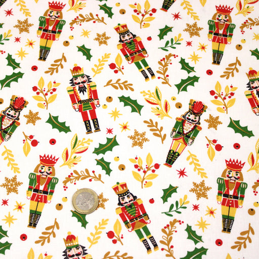 Tissu cotonnade de NOËL, Casse-noisettes, houx et feuillages ocres, fond blanc - OEKO-TEX STANDARD 100 - tissuspipi.com