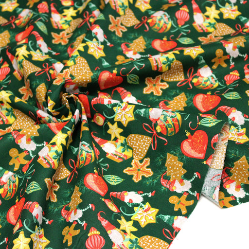 Tissu cotonnade de NOËL – Gnomes, biscuits et boules de fête, fond vert sapin - OEKO-TEX STANDARD 100 - tissuspipi.com