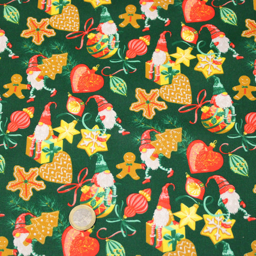Tissu cotonnade de NOËL – Gnomes, biscuits et boules de fête, fond vert sapin - OEKO-TEX STANDARD 100 - tissuspipi.com