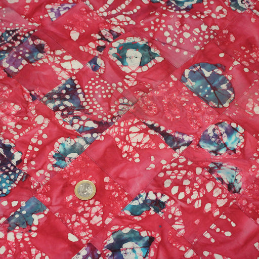 Tissu coton block print patchwork de motifs indiens, tons rose fuchsia, bleu, blanc - MADE IN INDIA - tissuspipi.com