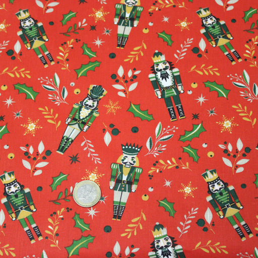 Tissu cotonnade de NOËL, Casse-noisettes, houx et feuillages ocres, fond rouge - OEKO-TEX STANDARD 100 - tissuspipi.com