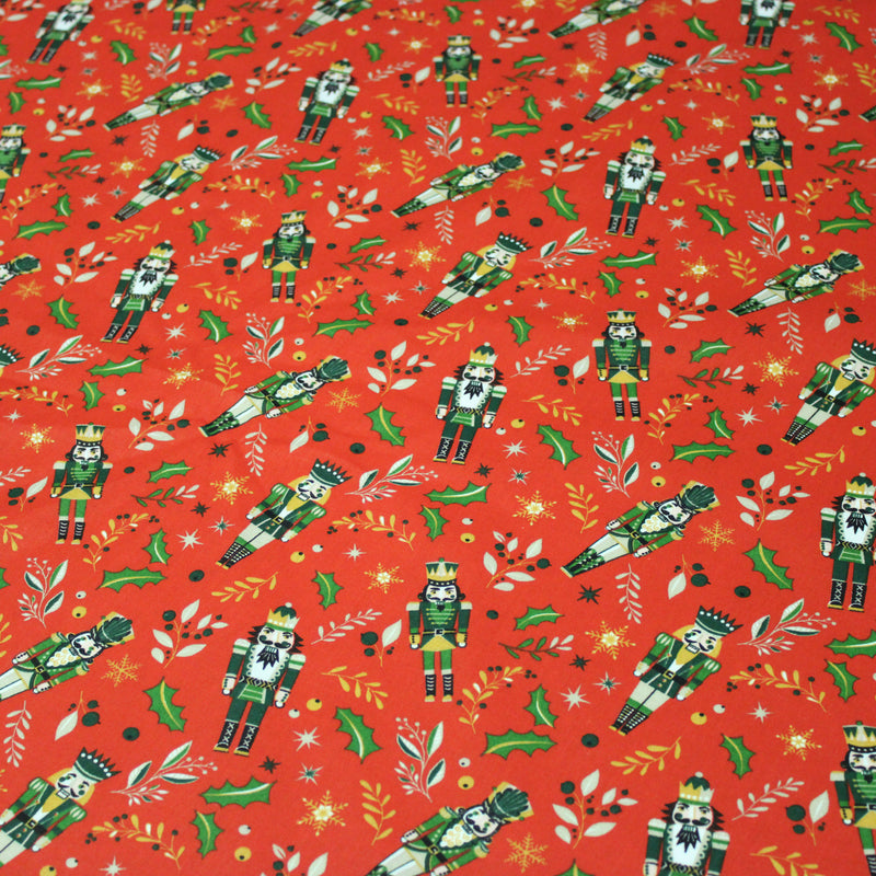 Tissu cotonnade de NOËL, Casse-noisettes, houx et feuillages ocres, fond rouge - OEKO-TEX STANDARD 100 - tissuspipi.com