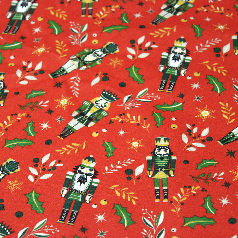 Tissu cotonnade de NOËL, Casse-noisettes, houx et feuillages ocres, fond rouge - OEKO-TEX STANDARD 100 - tissuspipi.com
