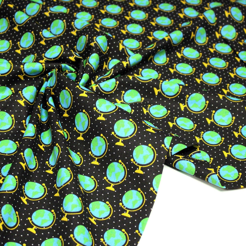 Tissu popeline coton, Les mappemondes sur fond noir étoilé - Collection VOYAGE - tissuspipi.com
