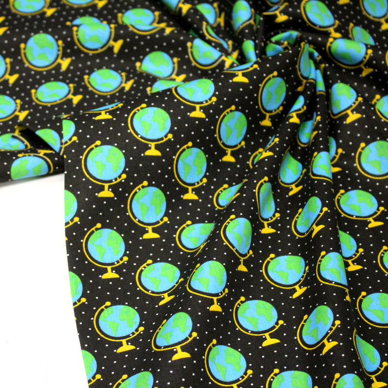 Tissu popeline coton, Les mappemondes sur fond noir étoilé - Collection VOYAGE - tissuspipi.com