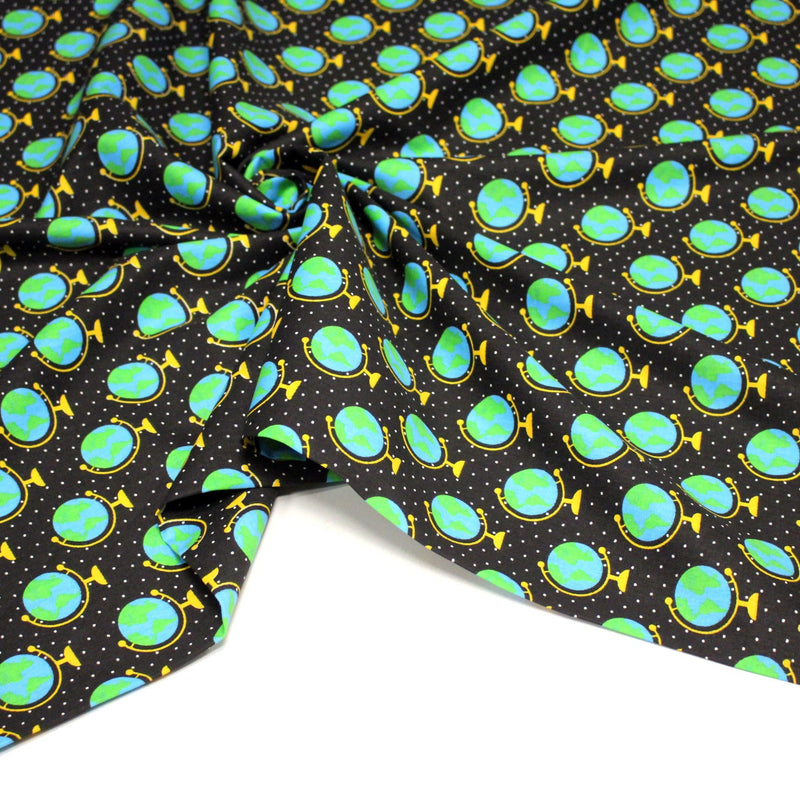 Tissu popeline coton, Les mappemondes sur fond noir étoilé - Collection VOYAGE - tissuspipi.com
