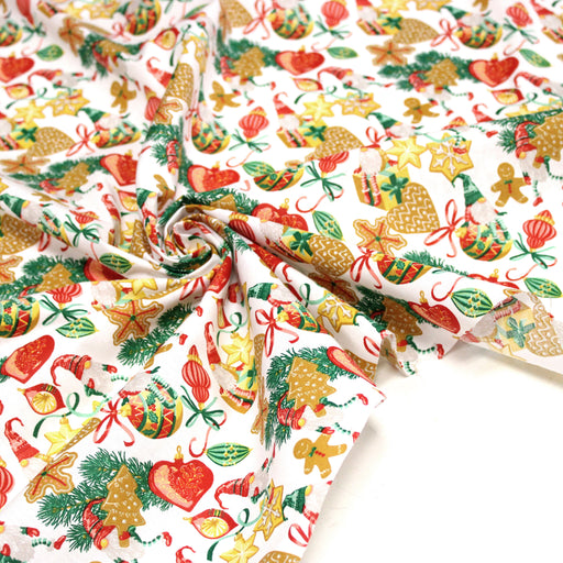 Tissu cotonnade de NOËL – Gnomes et douceurs de fête, fond blanc - OEKO-TEX STANDARD 100 - tissuspipi.com