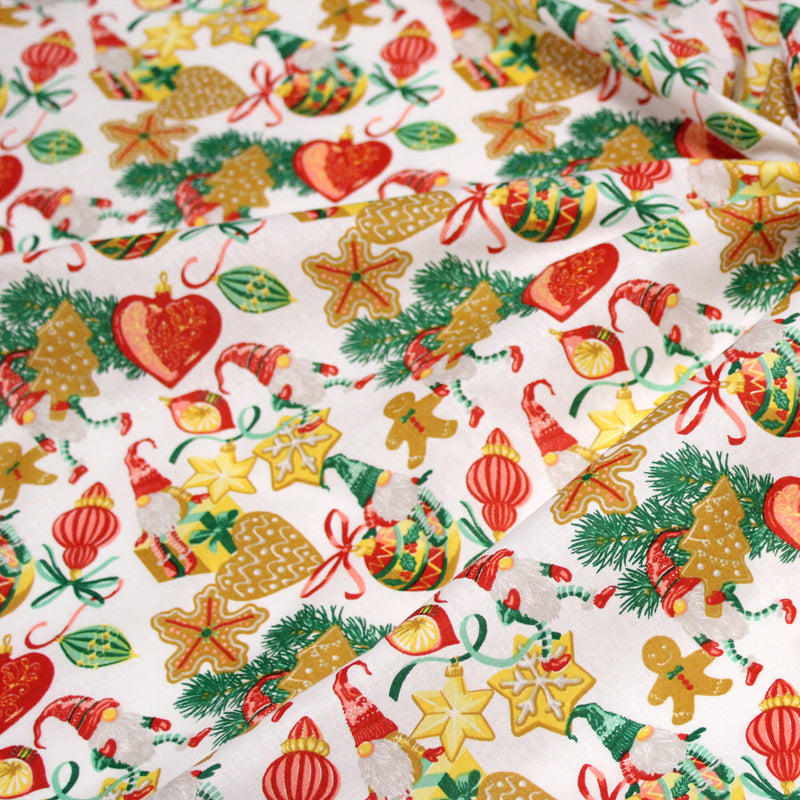 Tissu cotonnade de NOËL – Gnomes et douceurs de fête, fond blanc - OEKO-TEX STANDARD 100 - tissuspipi.com