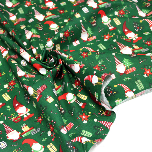 Tissu cotonnade de NOËL – Gnomes, cadeaux et fleurs de Noël, fond vert - OEKO-TEX STANDARD 100 - tissuspipi.com