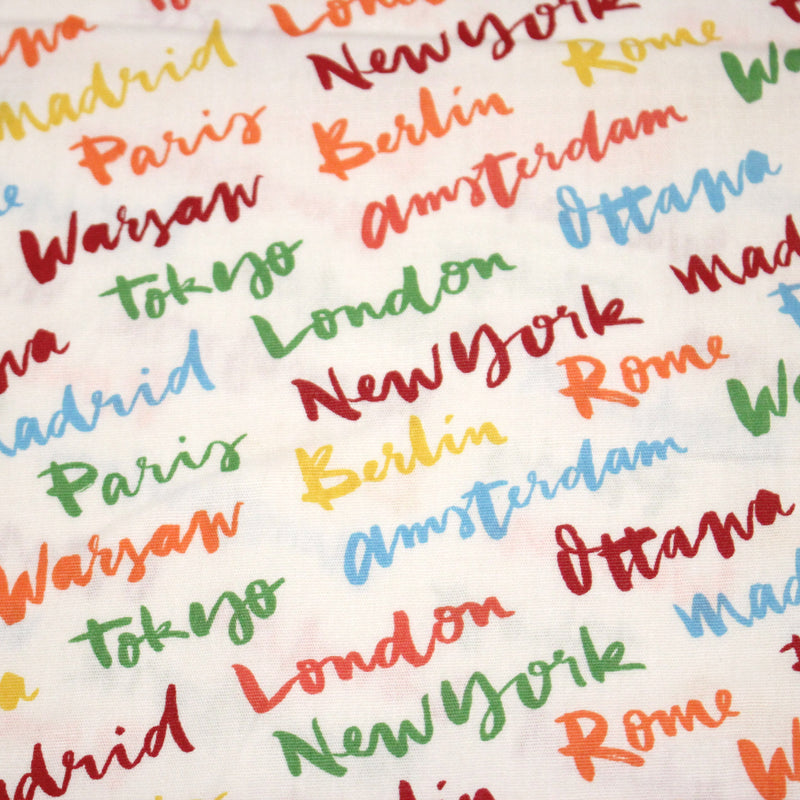 Tissu popeline coton blanc aux noms de ville multicolores, collection VOYAGE - tissuspipi.com