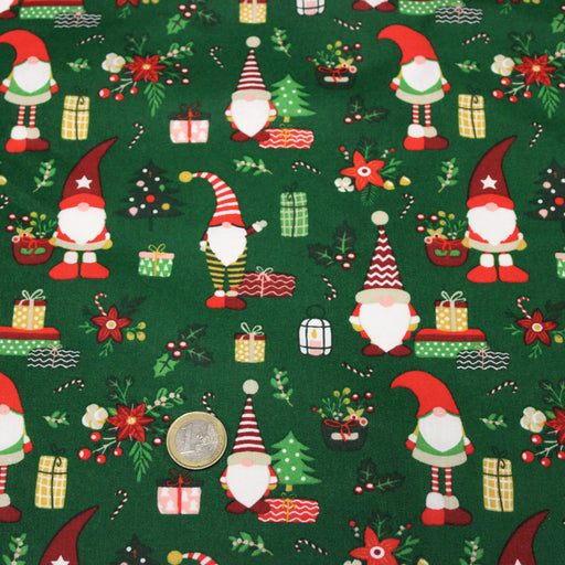 Tissu cotonnade de NOËL – Gnomes, cadeaux et fleurs de Noël, fond vert - OEKO-TEX STANDARD 100 - tissuspipi.com