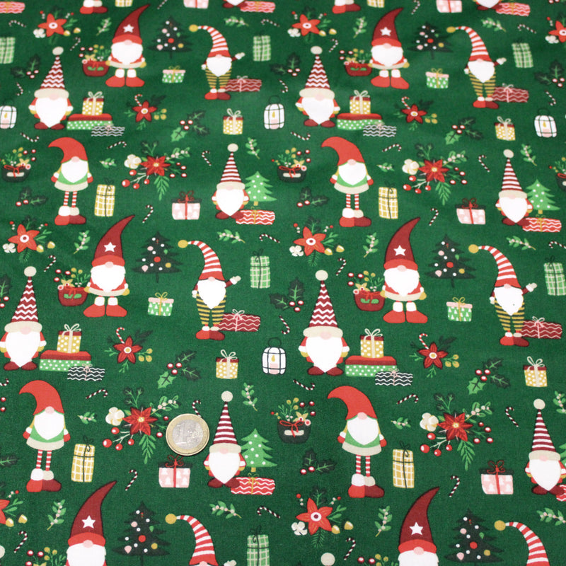 Tissu cotonnade de NOËL – Gnomes, cadeaux et fleurs de Noël, fond vert - OEKO-TEX STANDARD 100 - tissuspipi.com