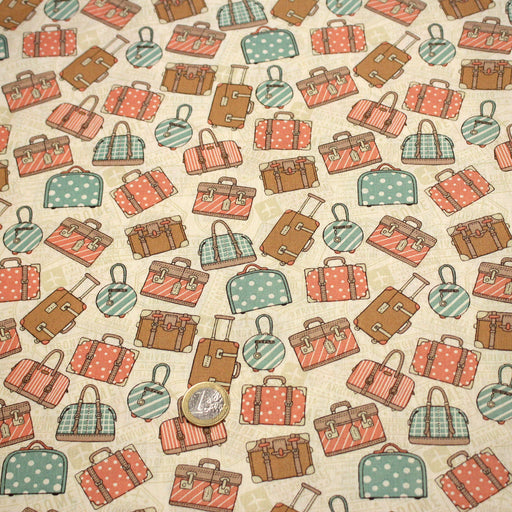 Tissu popeline coton, les valises vintage, tons corail & vert amande, fond écru - Collection VOYAGE - tissuspipi.com