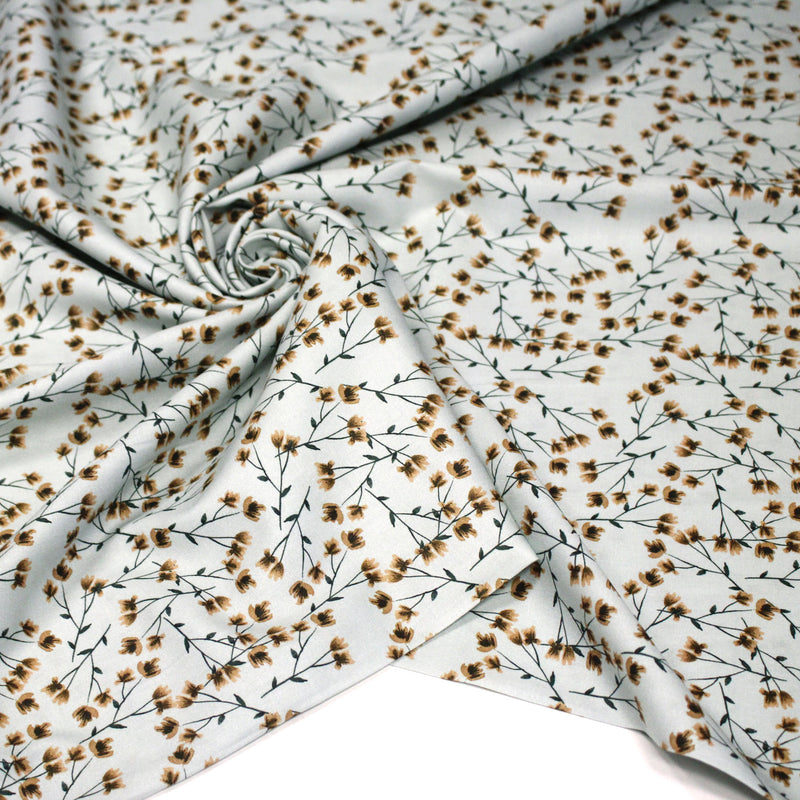 Tissu popeline coton, bleu ciel aux fines fleurs ocre et tiges vertes - Collection britannique - tissuspipi.com