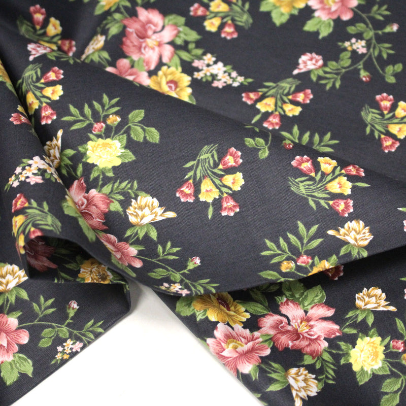 Tissu popeline coton gris aux fleurs roses et jaunes - Collection britannique - tissuspipi.com