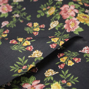 Tissu popeline coton gris aux fleurs roses et jaunes - Collection britannique - tissuspipi.com
