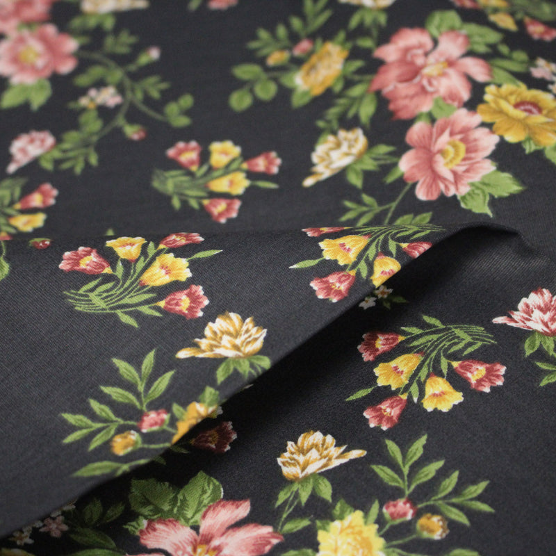 Tissu popeline coton gris aux fleurs roses et jaunes - Collection britannique - tissuspipi.com