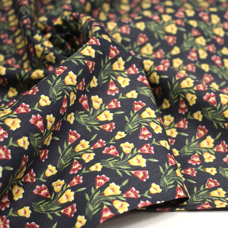 Tissu popeline coton gris aux petites fleurs roses et jaunes - Collection britannique - tissuspipi.com