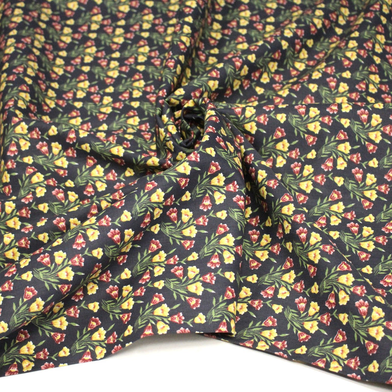 Tissu popeline coton gris aux petites fleurs roses et jaunes - Collection britannique - tissuspipi.com