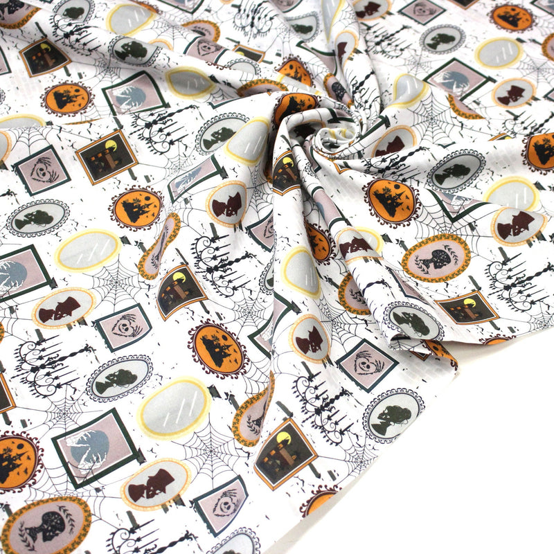 Tissu coton blanc aux cadres, photos et toiles d'araignée d'un manoir hanté - Collection Halloween - OEKO - TEX - tissuspipi.com