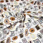 Tissu coton blanc aux cadres, photos et toiles d'araignée d'un manoir hanté - Collection Halloween - OEKO - TEX - tissuspipi.com