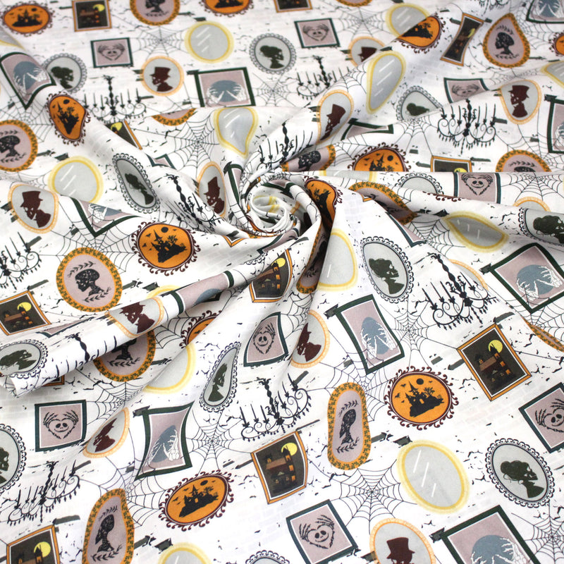Tissu coton blanc aux cadres, photos et toiles d'araignée d'un manoir hanté - Collection Halloween - OEKO - TEX - tissuspipi.com