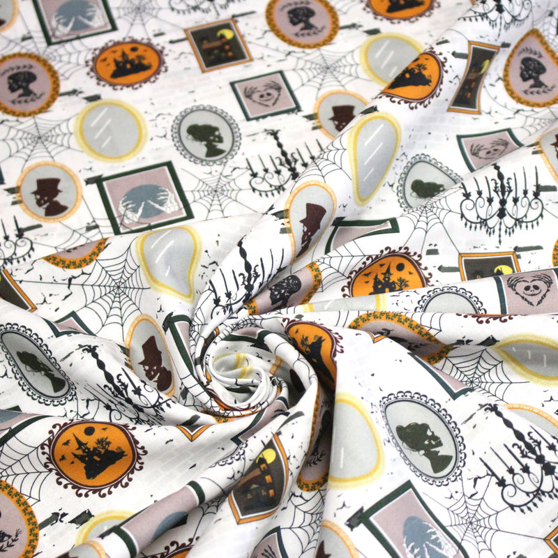 Tissu coton blanc aux cadres, photos et toiles d'araignée d'un manoir hanté - Collection Halloween - OEKO - TEX - tissuspipi.com
