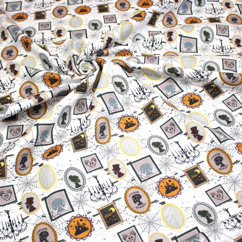 Tissu coton blanc aux cadres, photos et toiles d'araignée d'un manoir hanté - Collection Halloween - OEKO - TEX - tissuspipi.com