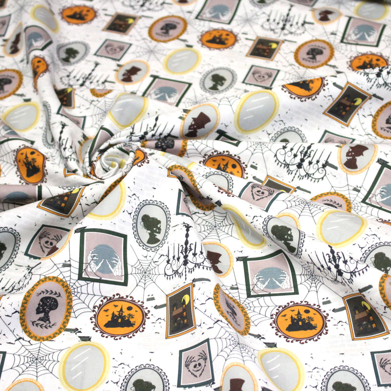 Tissu coton blanc aux cadres, photos et toiles d'araignée d'un manoir hanté - Collection Halloween - OEKO - TEX - tissuspipi.com