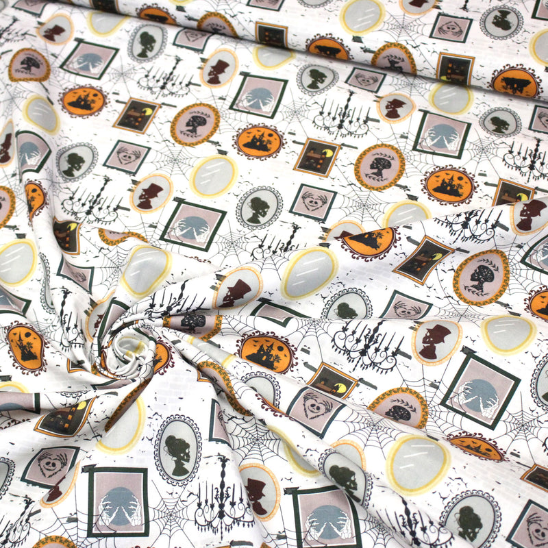 Tissu coton blanc aux cadres, photos et toiles d'araignée d'un manoir hanté - Collection Halloween - OEKO - TEX - tissuspipi.com