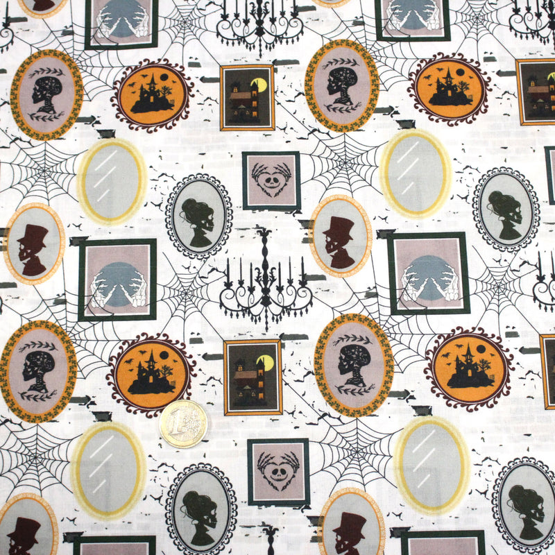 Tissu coton blanc aux cadres, photos et toiles d'araignée d'un manoir hanté - Collection Halloween - OEKO - TEX - tissuspipi.com