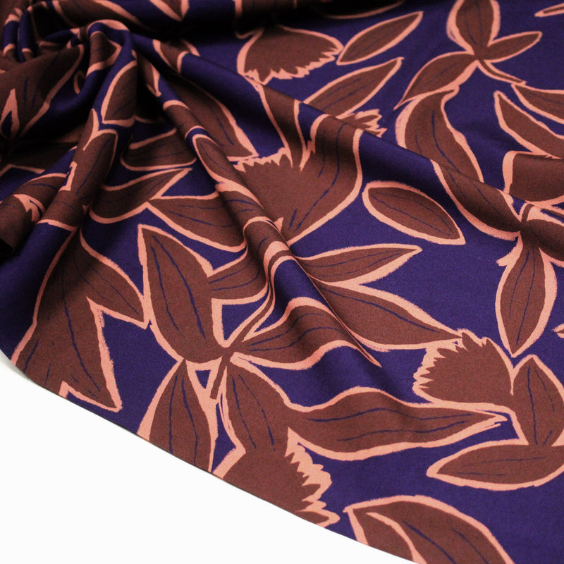 Tissu Viscose fluide KERA, aux fleurs marron chocolat et bleu marine - OEKO - TEX - tissuspipi.com